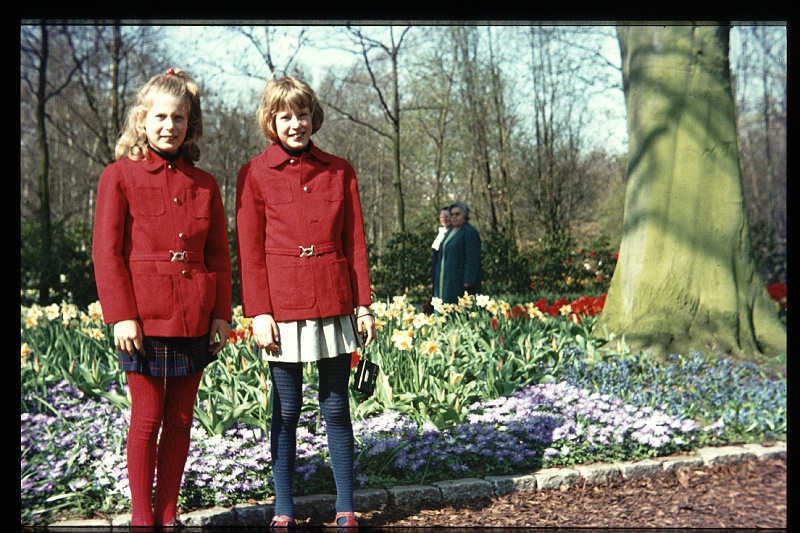 29.Keukenhof apr 1973 Brigitte,Marion.JPG